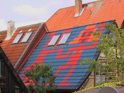 Dachbild oder Dachkunst, farbiges Dach oder phantastische Dachgesichter von der freischaffenden bildenden Künstlerin Brigitta Krause aus Eckernförde